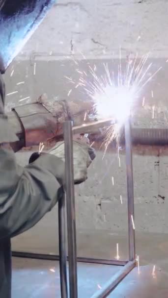 Vertikal Video Fabriksarbetare Skär Metall Gnistor Flyger Produktion — Stockvideo