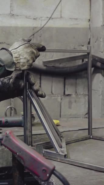 垂直ビデオ 工場労働者は金属を切断します 火花が飛ぶ — ストック動画