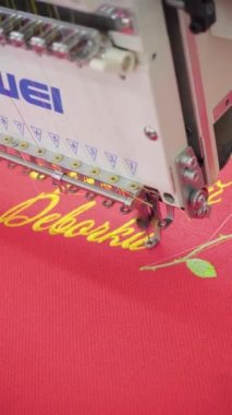 Almaty, Almaty bölgesi, Kazakistan, 14 / 06 / 2022. Dikey video, nakış makinesi. İpliklerle işlenmiş nakışlar.