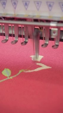 Almaty, Almaty bölgesi, Kazakistan, 14 / 06 / 2022. Dikey video, nakış makinesi. İpliklerle işlenmiş nakışlar.