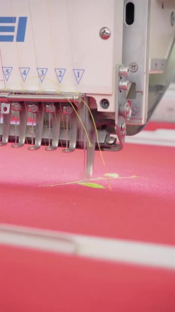 Almaty Almaty Region Kazah 2022 垂直ビデオ刺繍機 糸で刺繍を行う — ストック動画