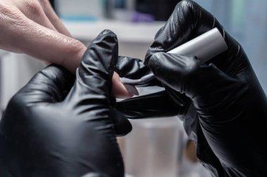 Güzellik salonunda manikür işlemi.