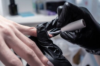 Güzellik salonunda manikür işlemi.