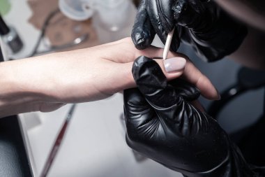 Güzellik salonunda manikür işlemi.