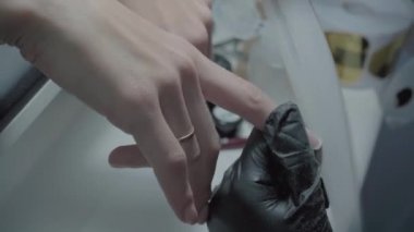 Güzellik salonunda manikür işlemi.