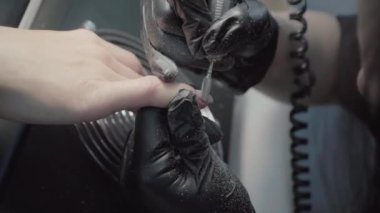 Güzellik salonunda yapılan manikür işlemleri. Aygıt ile kaplamanın kaldırılması