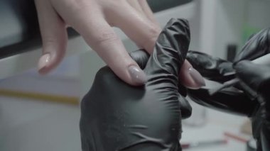 Güzellik salonunda manikür işlemi.