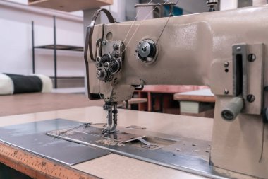 Atölyedeki eski dikiş makinesi.