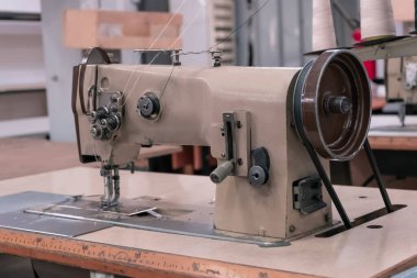 Atölyedeki eski dikiş makinesi.