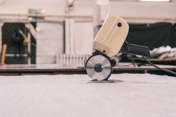 Disc cutting knife for cutting fabric in the sewing workshop