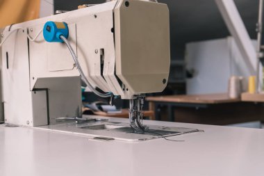 Atölyede dikiş makinesi var.