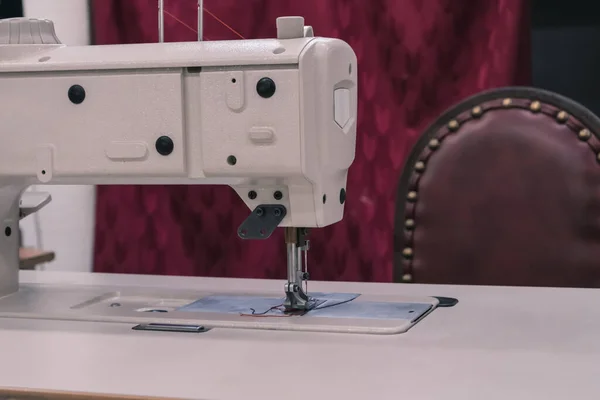 Atölyede dikiş makinesi var.