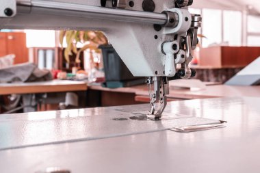 Atölyede dikiş makinesi var.