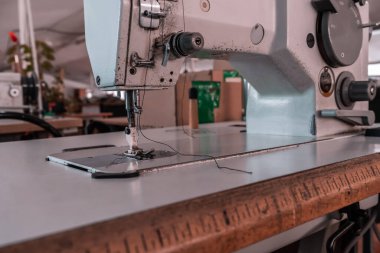 Atölyede dikiş makinesi var.