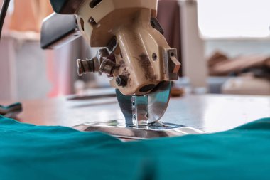 Disc cutting knife for cutting fabric in the sewing workshop
