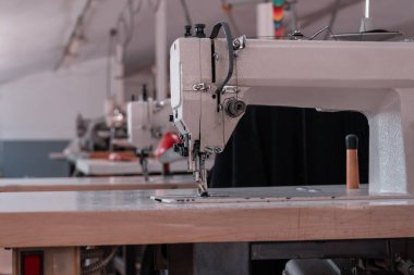 Atölyede dikiş makinesi var.