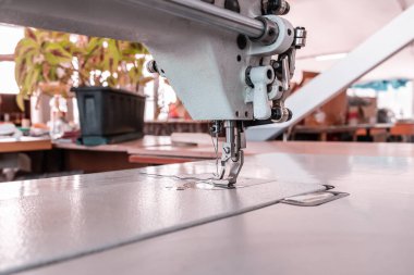 Atölyede dikiş makinesi var.