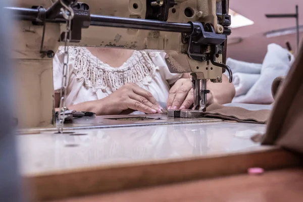 Seamstress Sews Old Sewing Machine Threads Fabric Women Hands — Zdjęcie stockowe