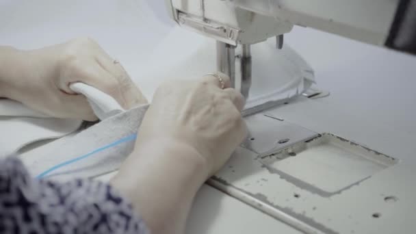 Atölyedeki Bir Terzi Dikiş Makinesine Beyaz Iplikçikli Hakiki Deriden Yapılmış — Stok video