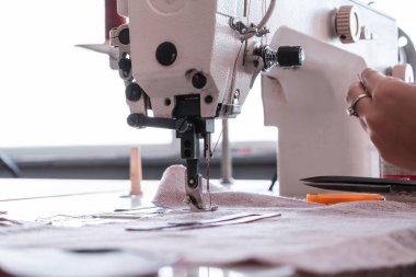 Atölyede dikiş makinesi var.