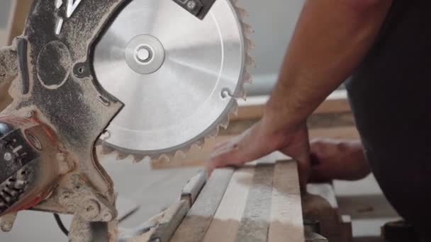 공장에서 일하는 톱으로 막대를 냅니다 Sawdust — 비디오