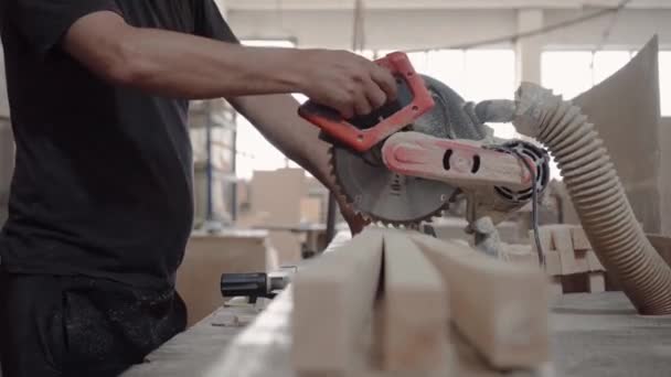 Trabajador Fábrica Corta Barras Madera Una Sierra Circular Serrín Está — Vídeo de stock