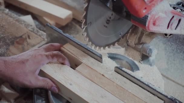Ένας Εργάτης Κόβει Ξύλινες Ράβδους Κυκλικό Πριόνι Πριονίδι Πετάει — Αρχείο Βίντεο