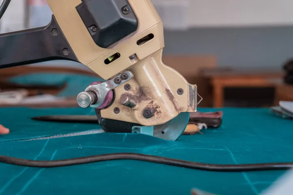 Disc cutting knife for cutting fabric in the sewing workshop