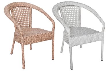 Farklı renklerde örülmüş rattan yapılmış bir sandalye. Beyaz bir arka planda izole edilmiş. İç öge