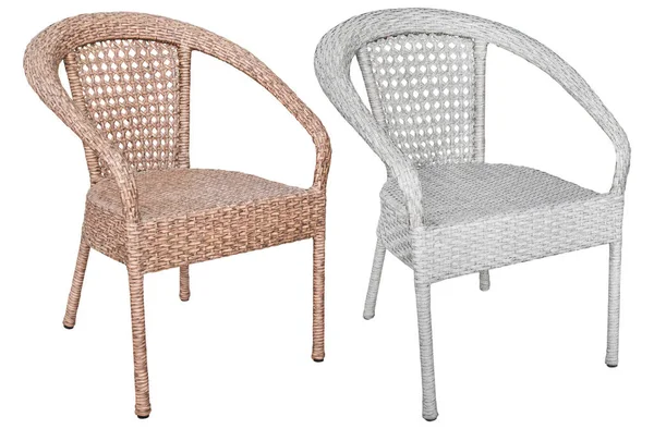 Farklı renklerde örülmüş rattan yapılmış bir sandalye. Beyaz bir arka planda izole edilmiş. İç öge