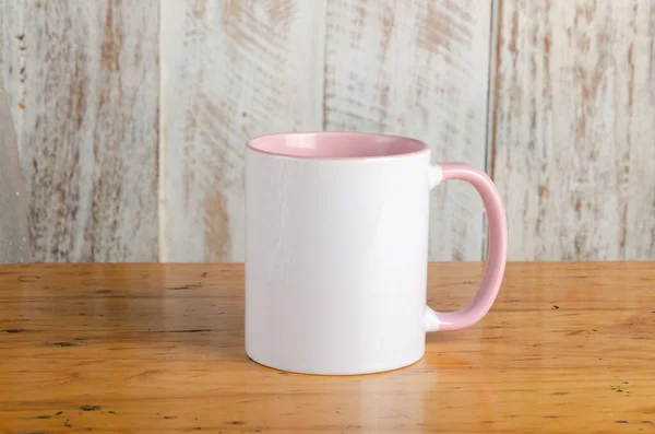 Boş beyaz ve rengarenk pembe fotograf. Kırsal ahşap arka planlı.