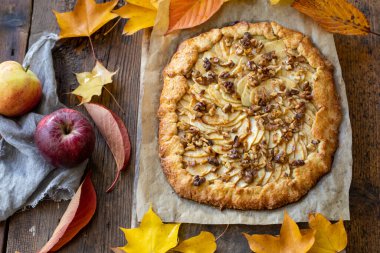 Elmalı ve cevizli kısa hamurlu börek.