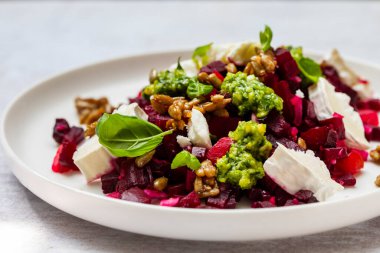 Pesto ve keçi peynirli pancar salatası.