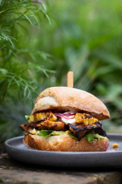 Tavuklu Rus ekmeği, ızgarada mısır ve avokado.