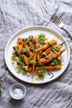 Soslu kızarmış havuç ve fasulye püresi.