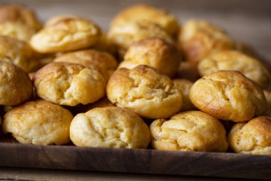 Taze pişmiş çedar peynirli börek.