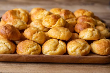 Taze pişmiş çedar peynirli börek.