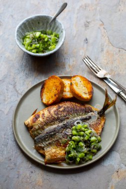 Kelebekli uskumru baharatlı tereyağlı ve salatalık soslu.