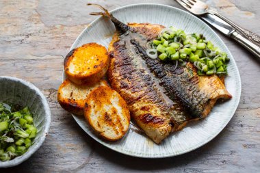Kelebekli uskumru baharatlı tereyağlı ve salatalık soslu.
