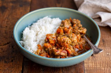 Domuz eti ve elmalı güveç ve pilav.