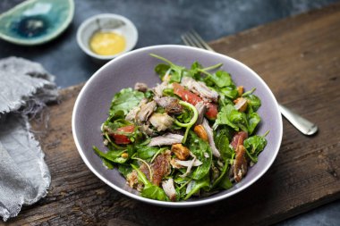 Ördekli salata, fındık ve greyfurt.