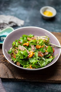 Ördekli salata, fındık ve greyfurt.