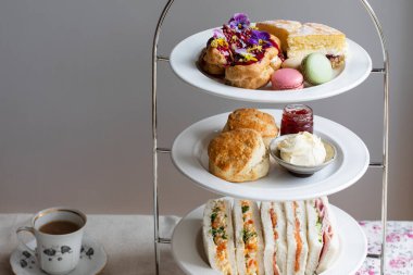 Kekler, çörekler ve sandviçlerle öğleden sonra çayı