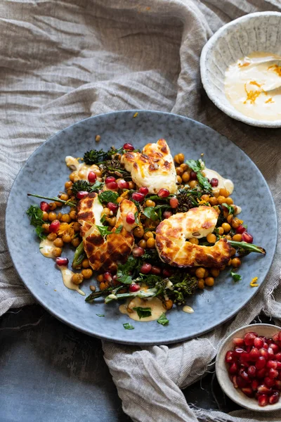 Grillezett Halloumi Sajt Pörkölt Csicseriborsóval Brokkolinivel Tahini Szósszal Gránátalmával — Stock Fotó