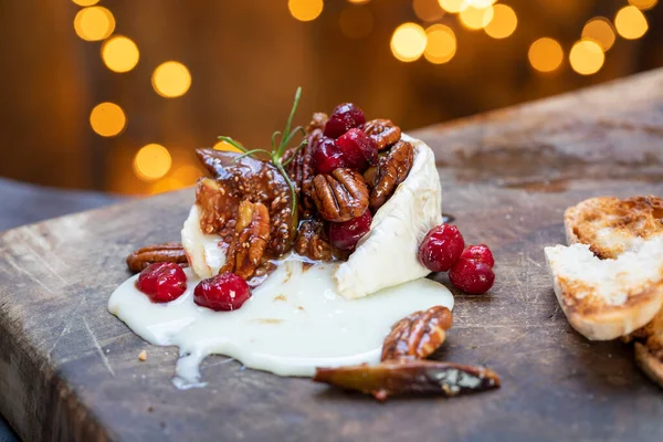 Vánoční Sýr Ořechy Fíky Brusinkovou Polevou — Stock fotografie