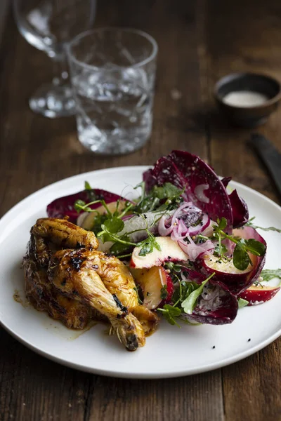 Cônsulas Assadas Com Radicchio Salada Pêssego — Fotografia de Stock