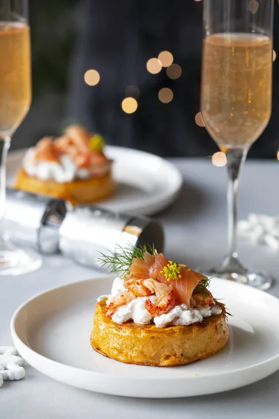 圣诞早餐 配上法国土司 鲑鱼和小龙虾 — 图库照片