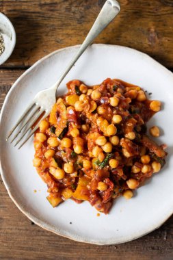 Domatesli nohut, soğan ve kabak.