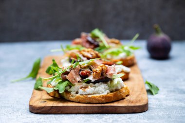Ricotta peynirli kanepeler, incir, ceviz ve parma jambonlu.