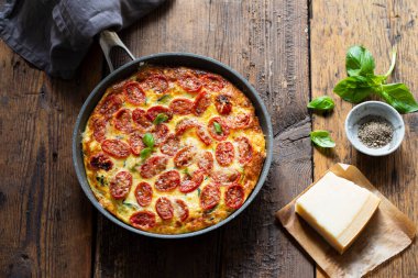 Kabak ve kızarmış domatesli frittata.